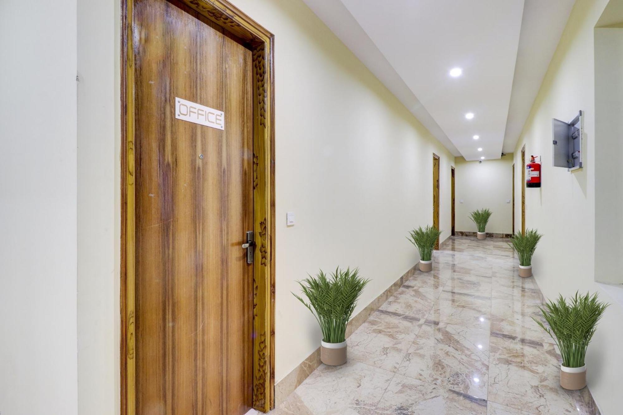 Super Capital O Crestwood Inn Dehradun Exterior photo